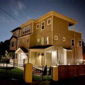 New Luxury big house Near Gulch 4 king 4 queen 2 twin