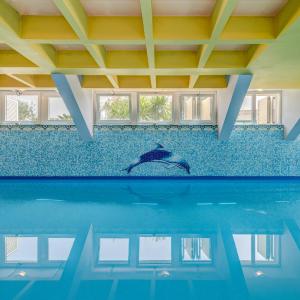 Blue Dolphin Apartment - Private indoor Pool, Jacuzzi, Garden