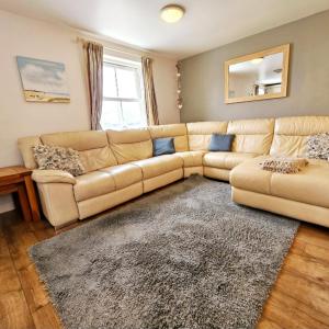 Bespoke coastal 2 bed cottage with free parking