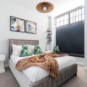 Elliot Oliver - Stylish 2 Bedroom Town Centre Apartment