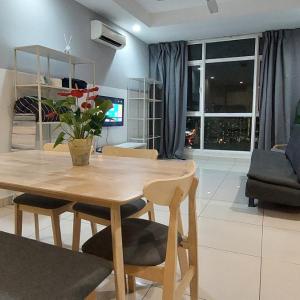 Lamandaz Homestay at Central Residence SG Besi Near MRT and TBS with 2 bedrooms