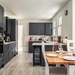 Large Period House with Garden near Peckham London - Pass the Keys