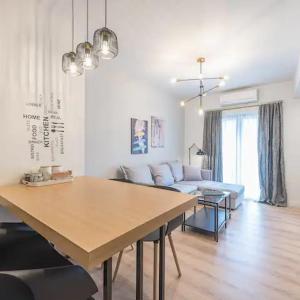 Elegant 2 Bedroom Apartment with Rooftop Access Near Acropolis View