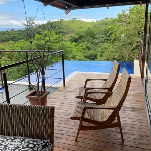 Espetacular casa em condomínio com vista para o mar e montanhas ,com maravilhosa piscina de borda infinita
