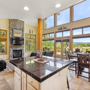 Cedar Chalet -on golf course, clubhouse access with gym, seasonal pool & hot tub