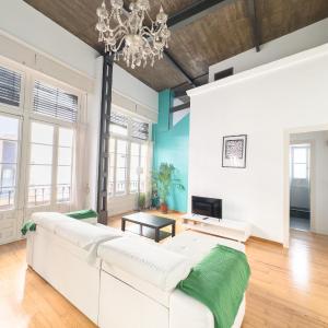 Stylish 1BR Central Apt, AC, Near Top Sight, Private Parking Opt