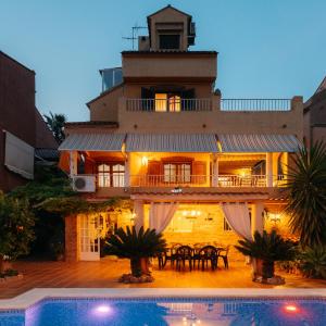chalet, villa rodeada de naturaleza piscina a doce klm de Valencia y 7 del aeropuerto
