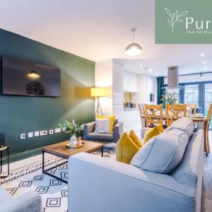 Stunning Manchester House Sleeps 10 with Parking by PureStay - Short Stays & Accommodation