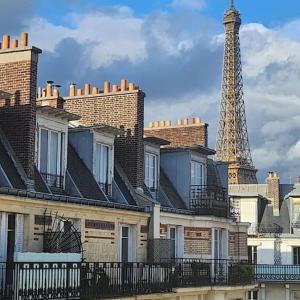 Elegant Eiffel tower view flat