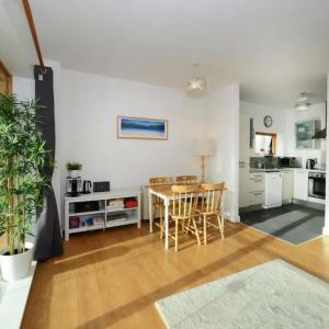 Bright 2BD Flat with Private Balcony - Dublin