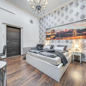 Fashion Street Central Apartment
