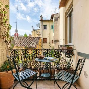 Relax like home, Piazza Santa Croce, Florence with balcony