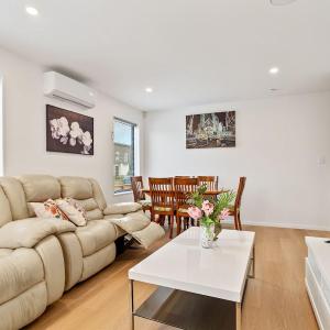 Ventura Delight Townhouse with Parking and Patio