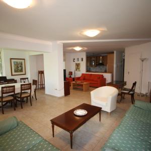 2 Bdr Park View Apt - 130m2 & Private Patio