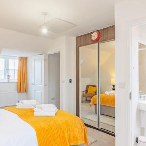 Casa De Mina Modern Cozy Home, Sleeps 7, 4Bed 2Bath, Smart Lock, 2 Parking Spaces, Fully Equipped Home, NETFLIX, Easy access to London City 4 train stations, 3 Mins to M20, Free WiFi