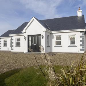 Matthews Cottage Doonbeg sleeps 6 by Trident Holiday Homes
