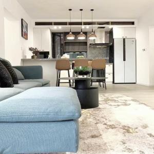 Eastern Hub - Jing'an Temple Branch Stylish 3bedrooms in Bustling Location Surrounded by Trendy Bistro and Bar Street, Only 100m from Subway