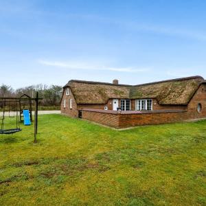 Large 14-Person Pool House - 1004