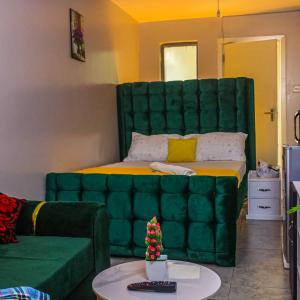 DefiniteHomes2 - Fully furnished studio apartment with a rooftop restaurant near JKIA Airport, SGR Terminus, Downtown Nairobi