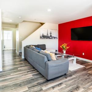 Modern 2 Level 5-Bedroom 3-Bathroom Close to Downtown LA
