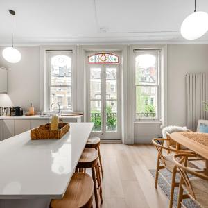 Luxury 3 Bed Apartment with Balcony in Kensington Olympia