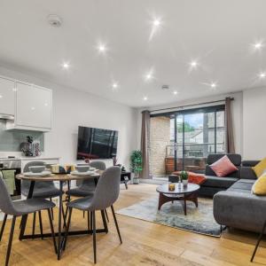 A Vibrant 2 Bed & 2 Bath in Old Street ZONE 1