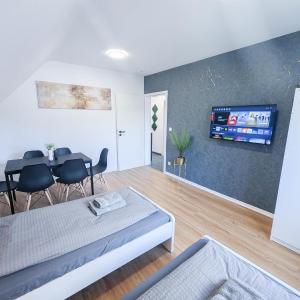ALFA Stuttgart 3 Zimmer 6 Betten Apartment Wasen MercedesBenz MHP Arena l Bad I Küche l WIFI & SmartTV l 3BR & 6 Beds l Bathroom l Kitchen