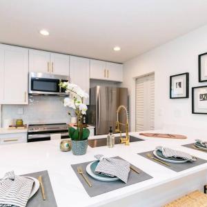 Luxury Condo 5 minutes from Truist park !