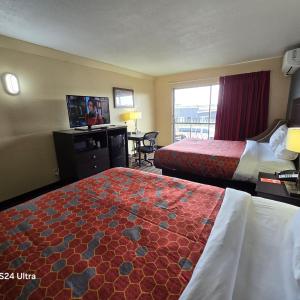 Econo Lodge Inn & Suites
