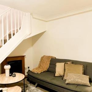 Simple House w- FREE PARKING by Manchester Airport - FREE DROP-OFF