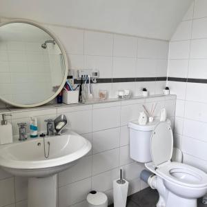 Private Room in Charming Detached House in Newington
