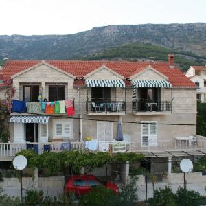 Apartments with parking space Bol, Brac - 12980