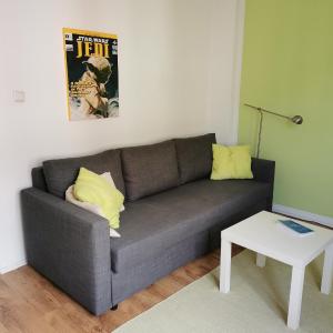 Nettes Schlafzimmer mit Gemeinschaftsbad in zentraler Lage
