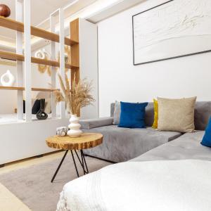 Luxury 1BR with Charming Balcony - Romantic Getaway