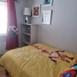 The middle of everywhere - 2 bedrooms option of making a third - One large 2 double beds One medium with One Double bed, option of adding a double bed to the Sitting Room as required