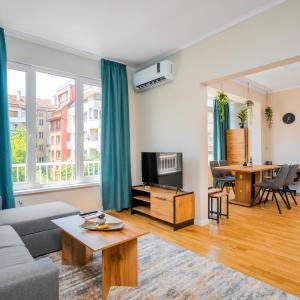 Spacious 2BD Near NDK with WorkSpace by Flat Mаnager
