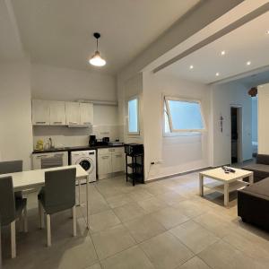 Vibrant Omonia Oasis, Modern Apartment in the Heart of Athens