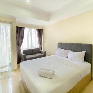Well Furnished and Cozy Studio Menteng Park Apartment By Travelio