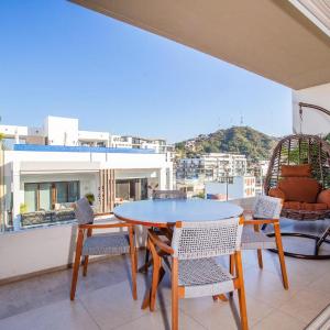 Top Floor Condo with City View, Rooftop Pool, Gym in Old Town