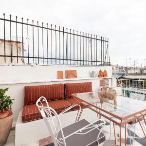 Cozy, central studio with expansive balcony