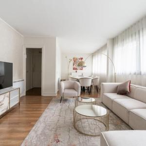 A Refined 2-bedroom close Avenue Foch