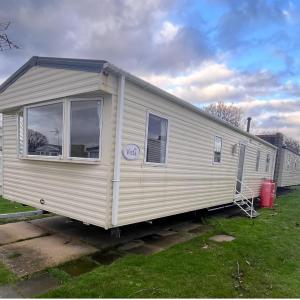 3 Bedroom Caravan - Sleeps 8 - Parking Wifi Pool