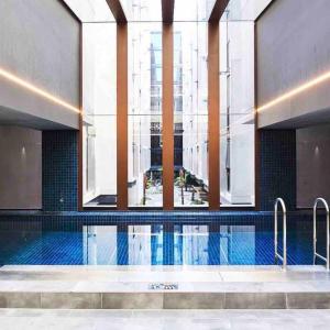 Midnight Luxe 2BR 2Bath 2Car 528 in the heart of Braddon Pool Sauna Gym Secure Parking Wifi Wine