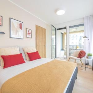 Bright 2BR - 5th floor, Balcony, Free Parking by Gravity Prague