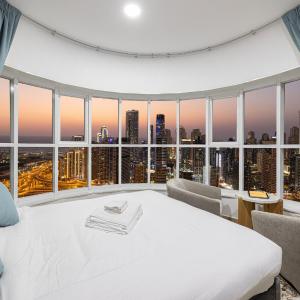 Stunning Panoramic Sea & Marina City Skyline View