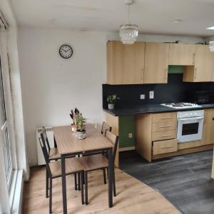 Bright Edinburgh Flat - City Center EB7