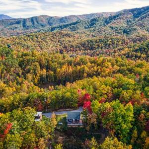 Private Cozy Cabin with Hot Tub & Fall Colorful Views - Only 10 min to The Parkway