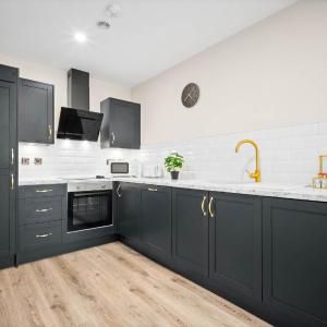 Stylish Apartment - 2 Bedroom - City Centre - JQ - WIFI - Netflix - 10AH