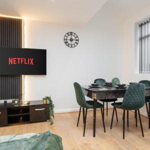 Sophisticated & Stylish Flat near Manchester Airport - Sleeps 9