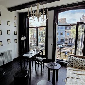 JoyJoyJoy the Black Beauty ecolicious studio in a canal house with French balcony with view on the canals